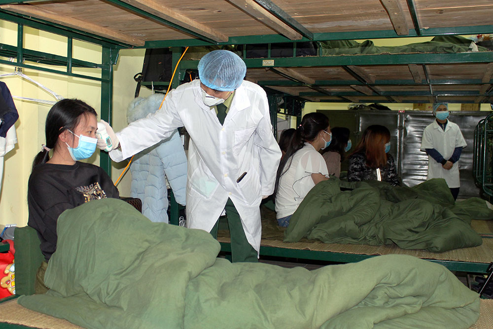 Bác sĩ quân y Trung đoàn 750, Bộ CHQS tỉnh Bắc Kạn kiểm tra thân nhiệt cho từng người.